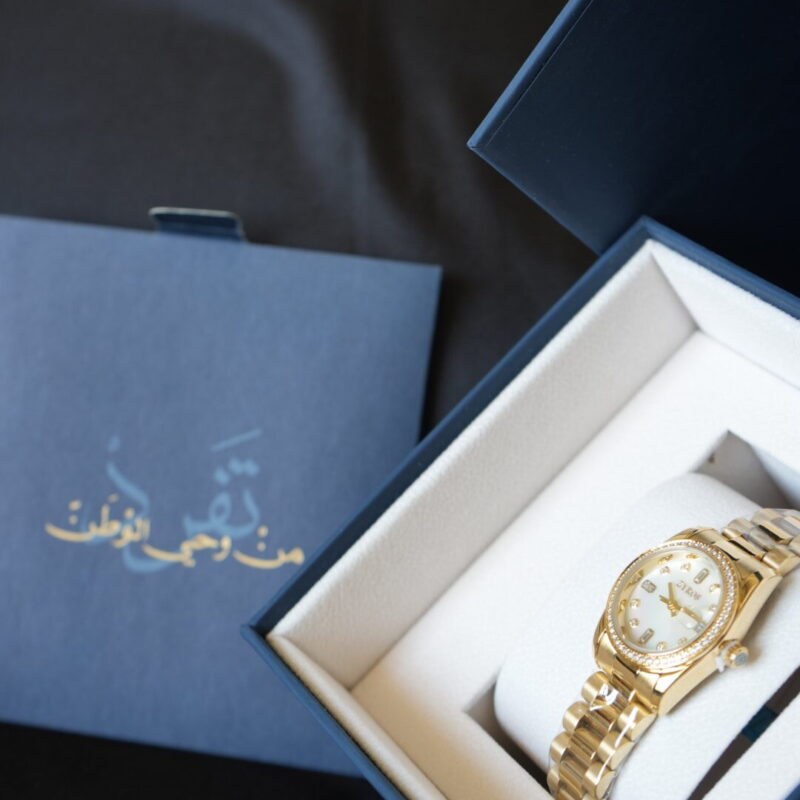 ساعة نسائية 502 بسير اسيتل باللون الذهبي